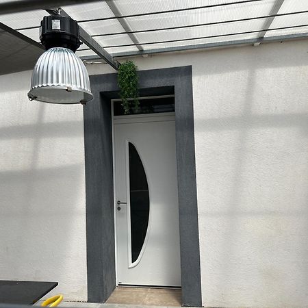 Ferienwohnung Aux 3 Domaines T2 Avec Terrasse Hyères Exterior foto